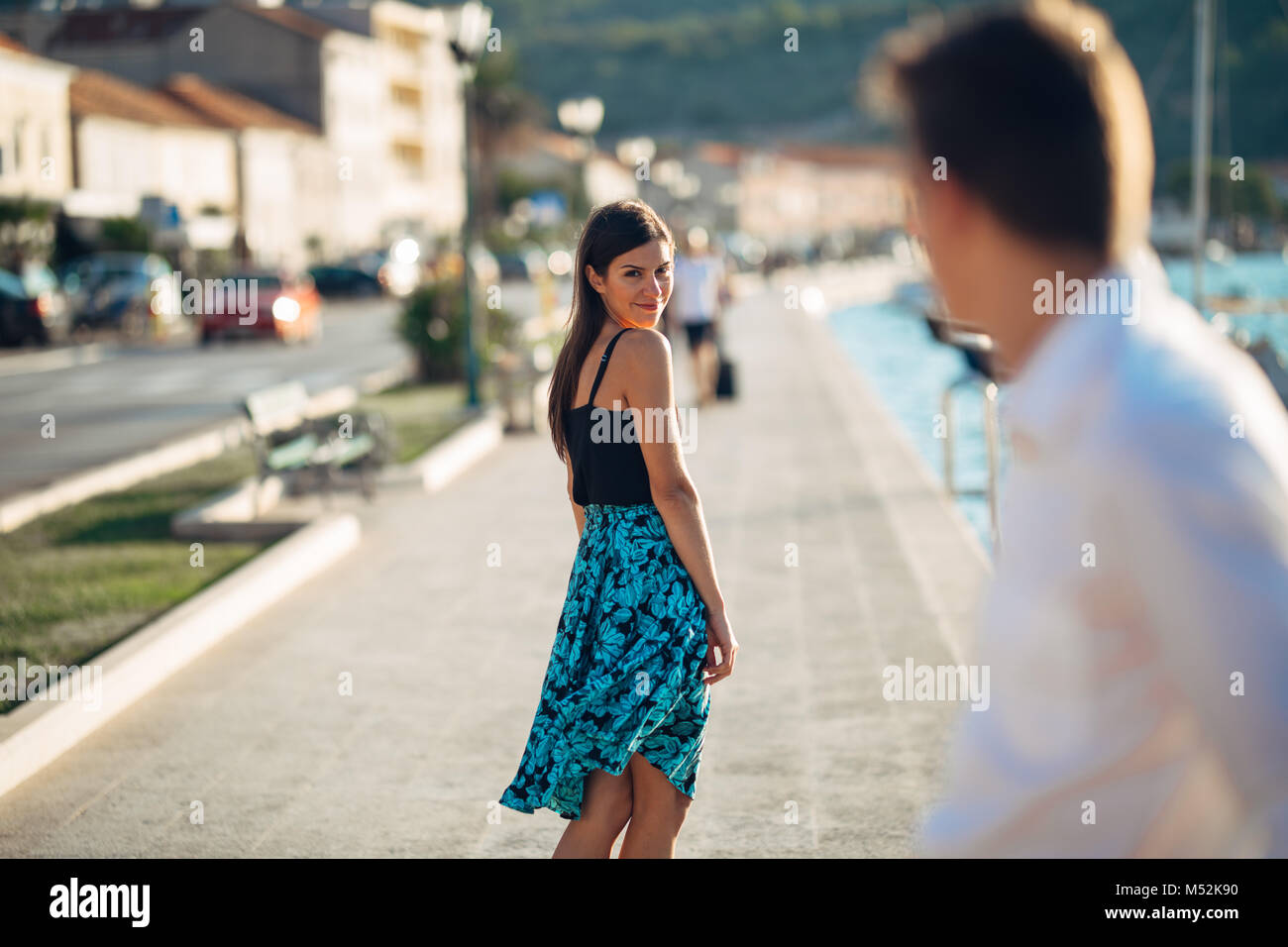 Vieille femme amoureuse et jeune homme Banque de photographies et d’images à haute résolution