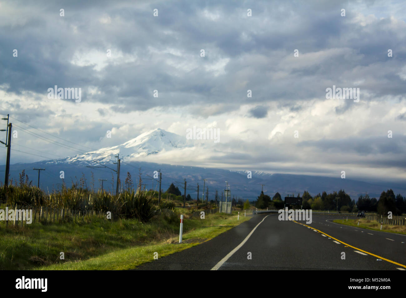 Route de Mont Ngauruhoe sur un jour de tempête. Le volcan actif est recouverte de neige. Superbe paysage de Nouvelle-Zélande Banque D'Images