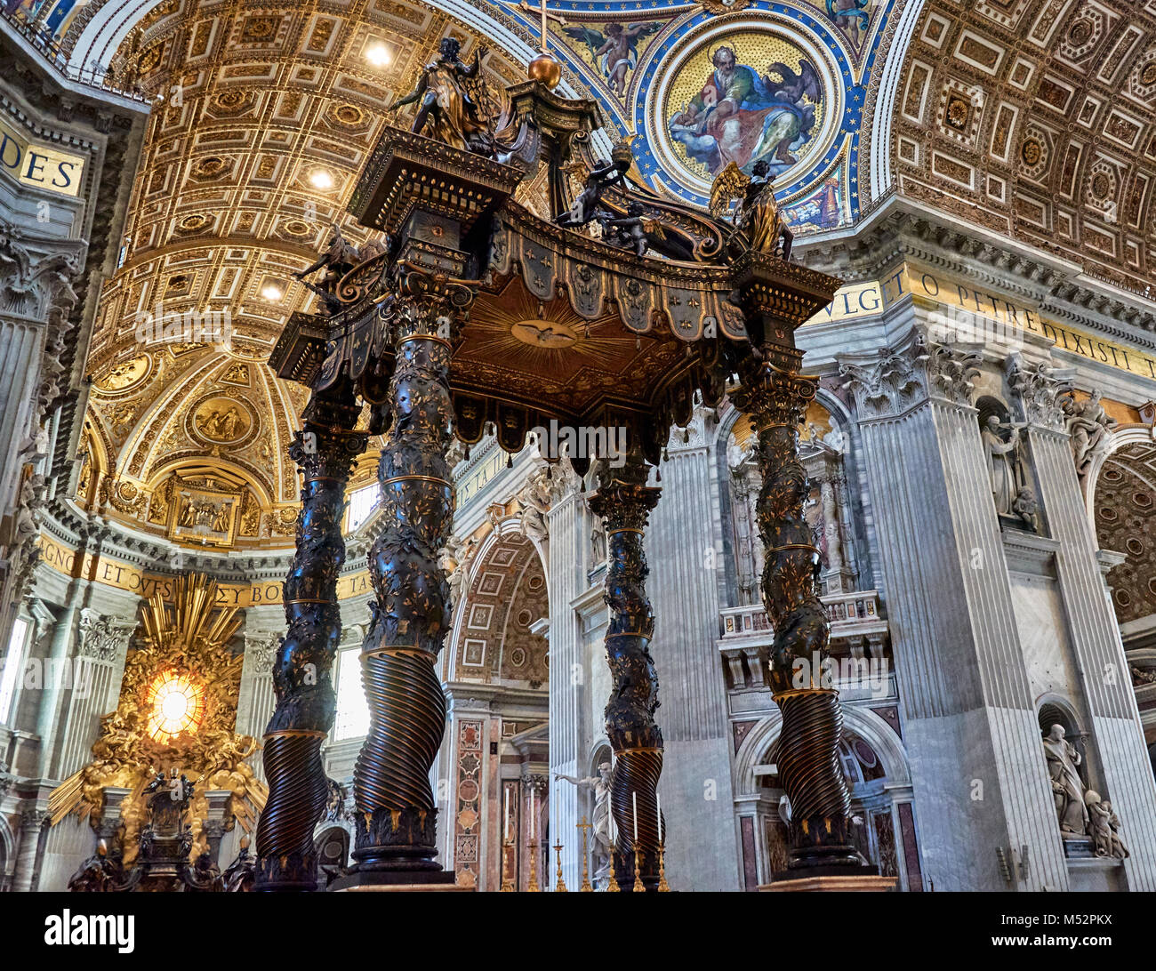 Cité du Vatican, CITÉ DU VATICAN - 17 MAI 2017 : Vue de l'autel principal (baldaquin, par Bernini) de la Basilique de Saint Pierre au Vatican. Banque D'Images