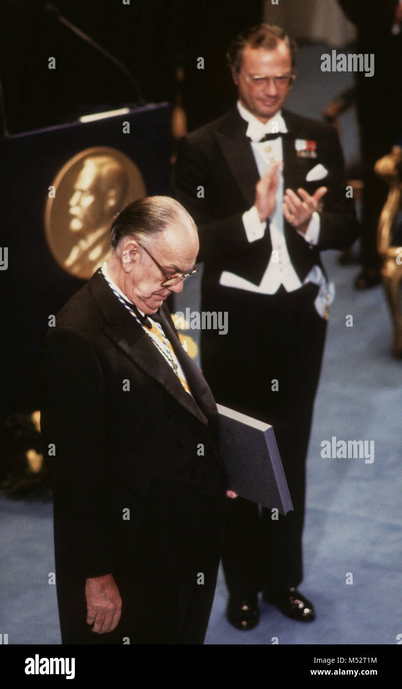 CAMILO JOSÉ CELA leureates auteur espagnol et prix Nobel de littérature en 1989, il a reçu le Prix Nobel de Le Roi Carl XVI Gustaf de Suède à Stockholm Co Banque D'Images