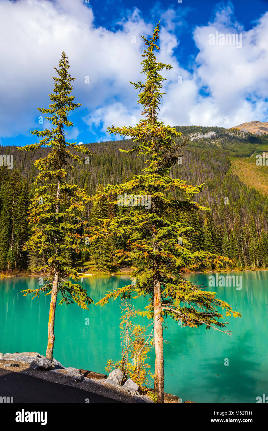 Magnifique lac avec de l'eau Bleu - vert Banque D'Images