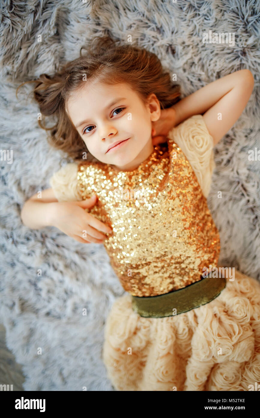 Fille en robe d'or sur la fourrure Photo Stock - Alamy