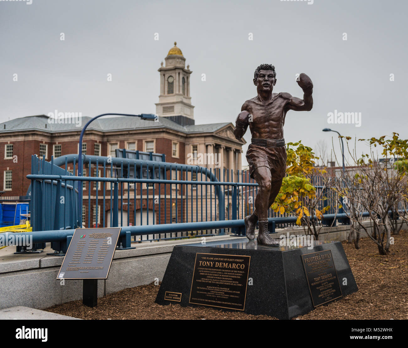 Statue en bronze de Tony DeMarco, né Leonardo Liotta, un ancien boxeur et champion du monde, à Boston par l'extrémité nord du quartier. Banque D'Images