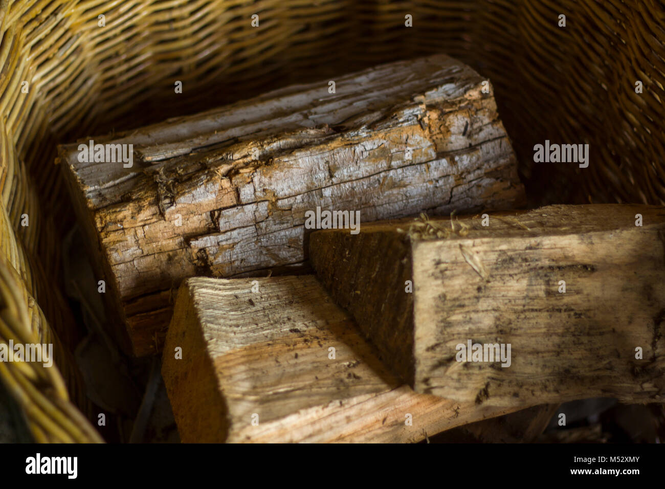 Bois de chauffage dans un panier en bois Banque D'Images