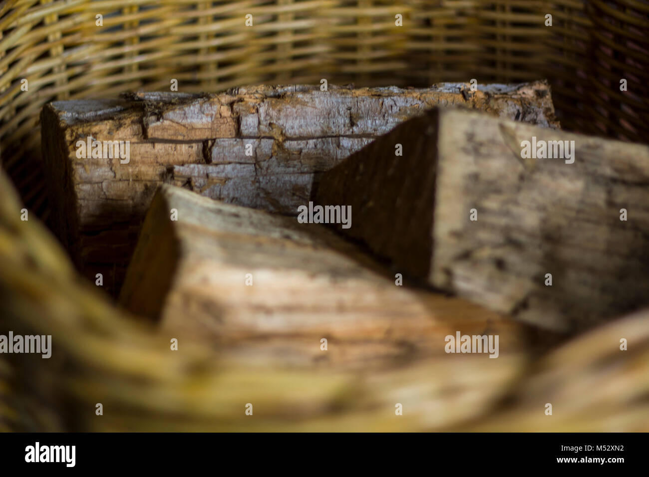 Bois de chauffage sur un panier en osier Banque D'Images