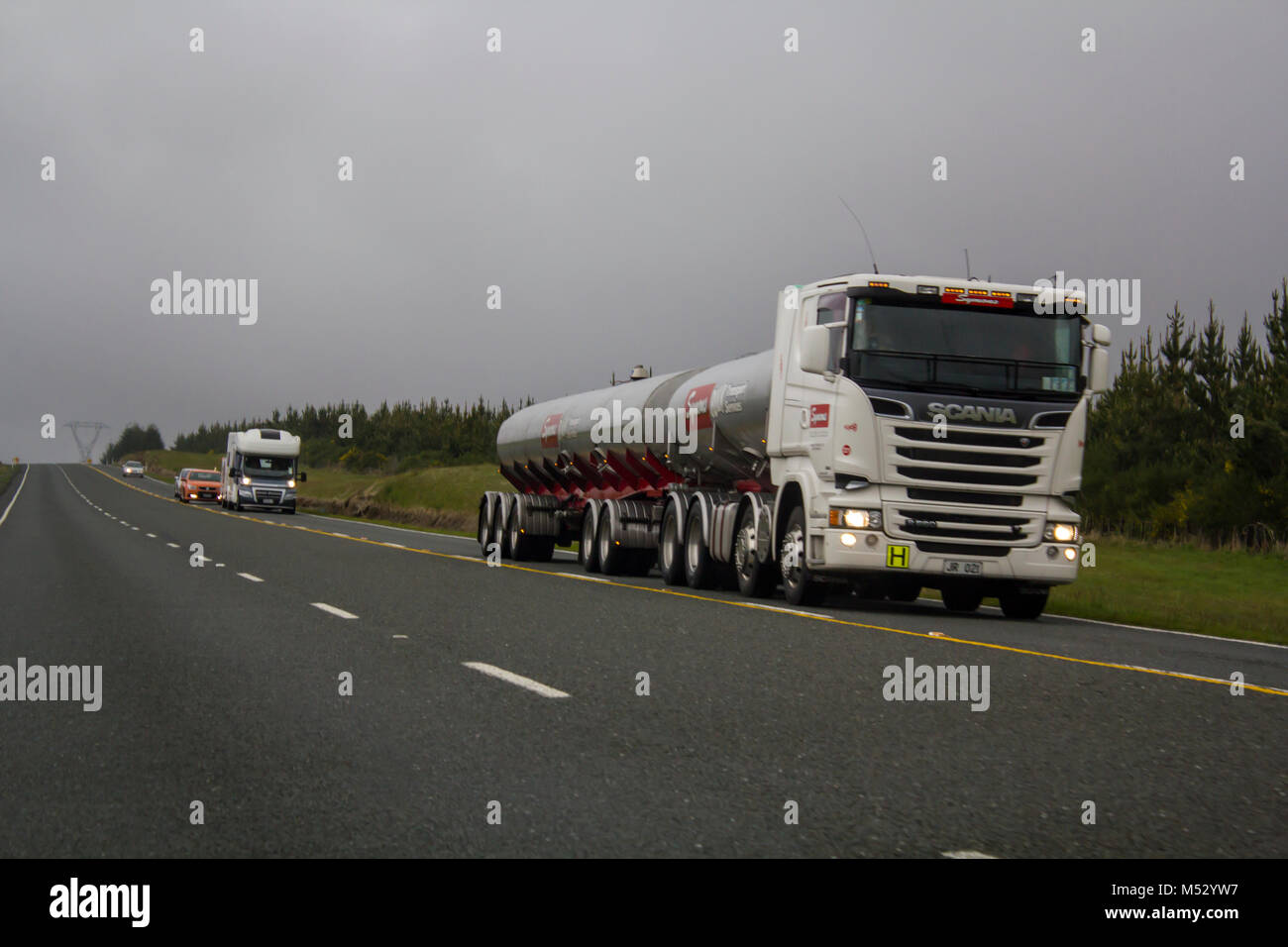 Sur la route de camion par jour nuageux Banque D'Images