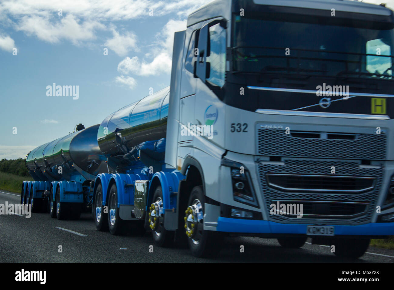 Sur la route de camion par jour nuageux Banque D'Images