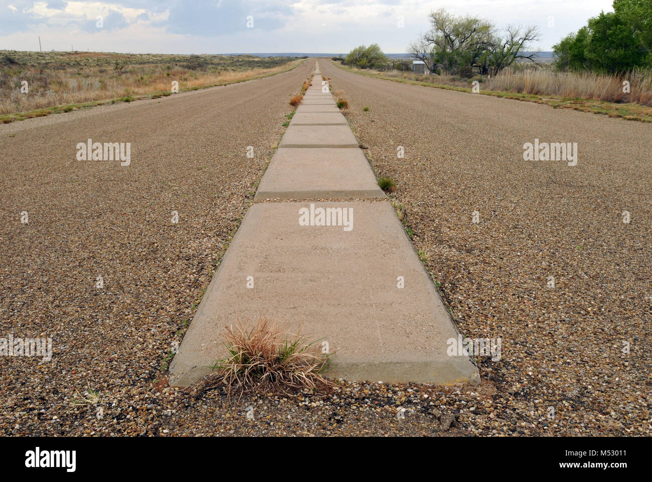 La médiane divise une seule section de la Route 66 dans la région de Glenrio Texas-New à la frontière du Mexique. Banque D'Images
