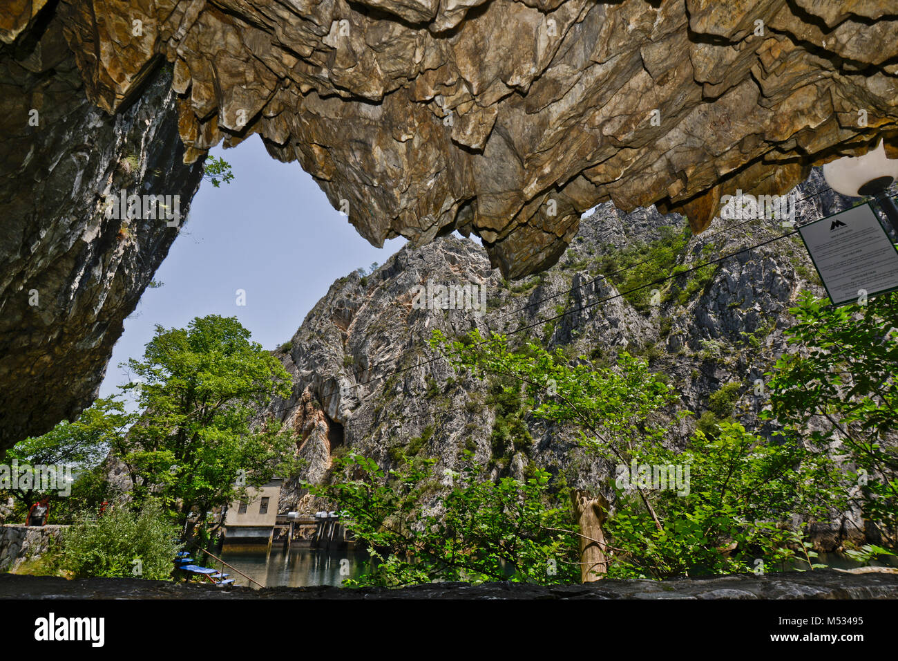 Canyon Matka, vue depuis l'intérieur d'une grotte, Macédoine Banque D'Images