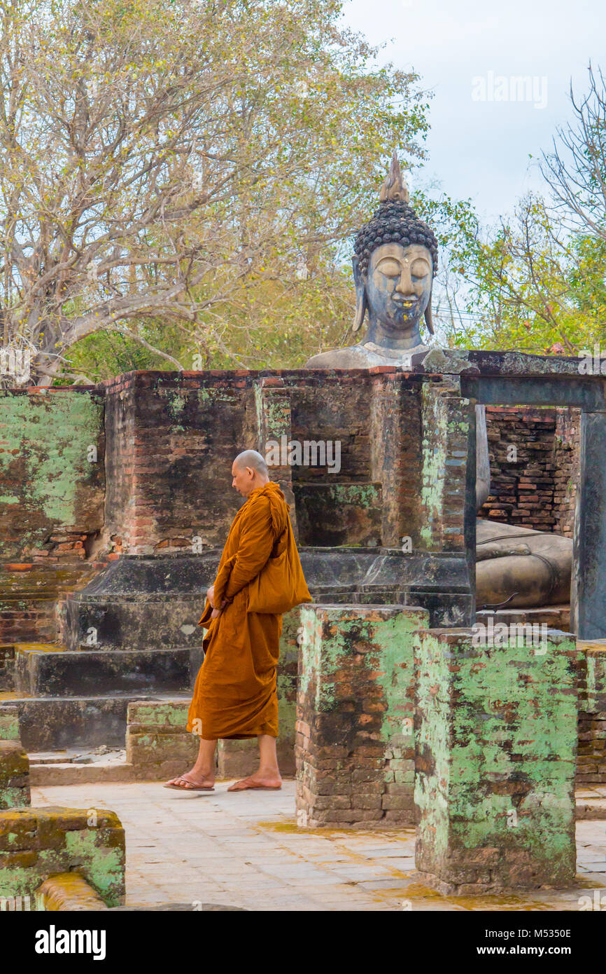 Monk walking dans la prière entre les temples de Thaïlande sukhothai Banque D'Images