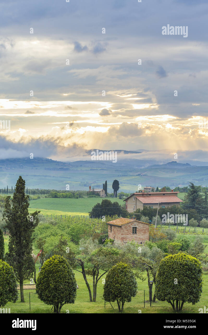 Coucher du soleil en Toscane avec des collines Banque D'Images