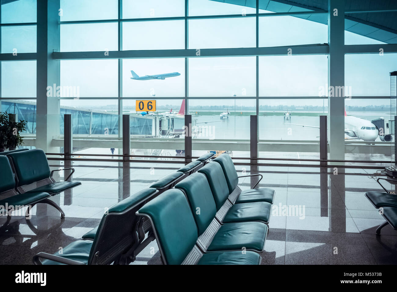 Vue de la fenêtre de l'aéroport et le siège Banque D'Images