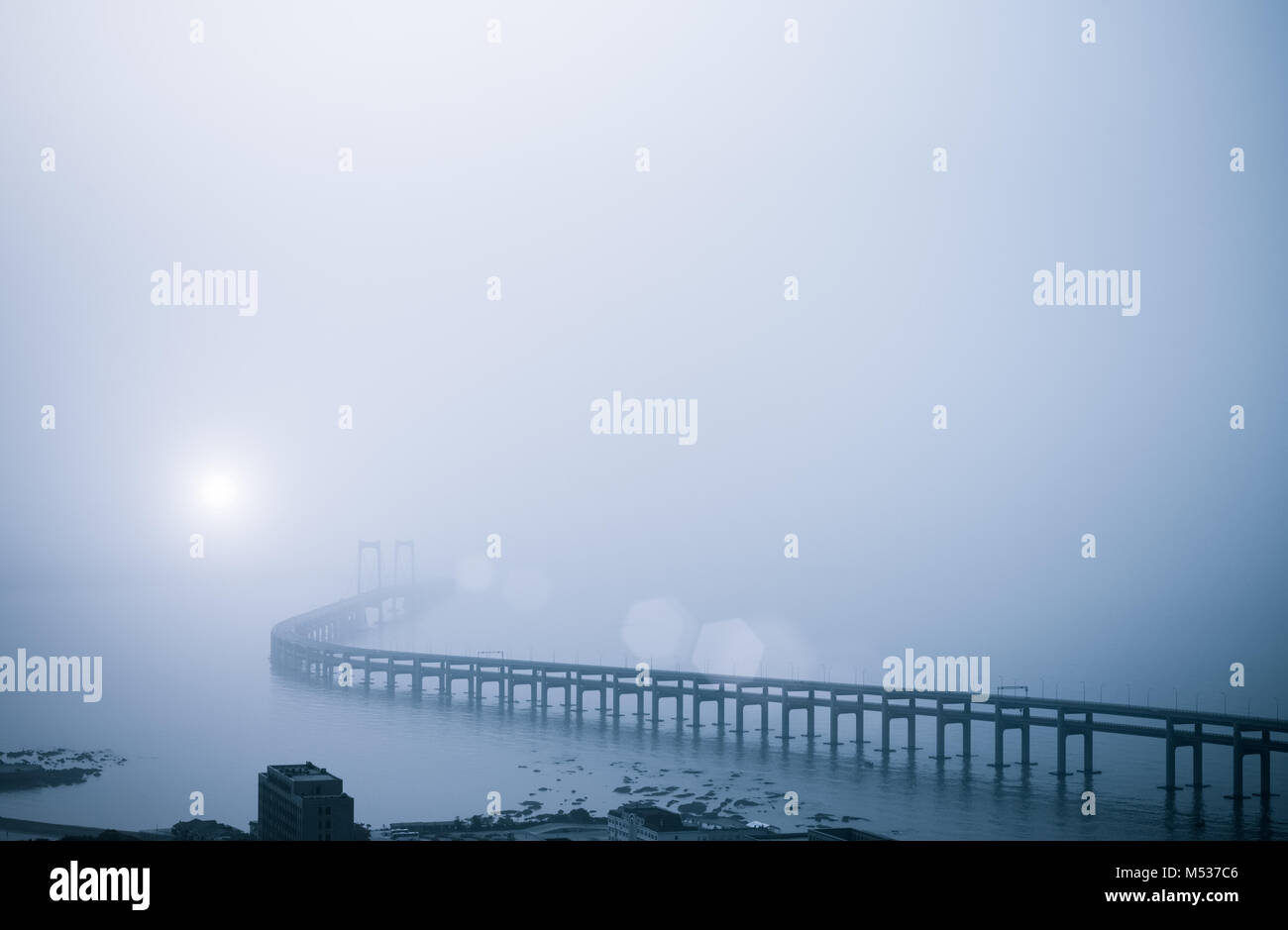 Bay bridge dans un épais brouillard Banque D'Images