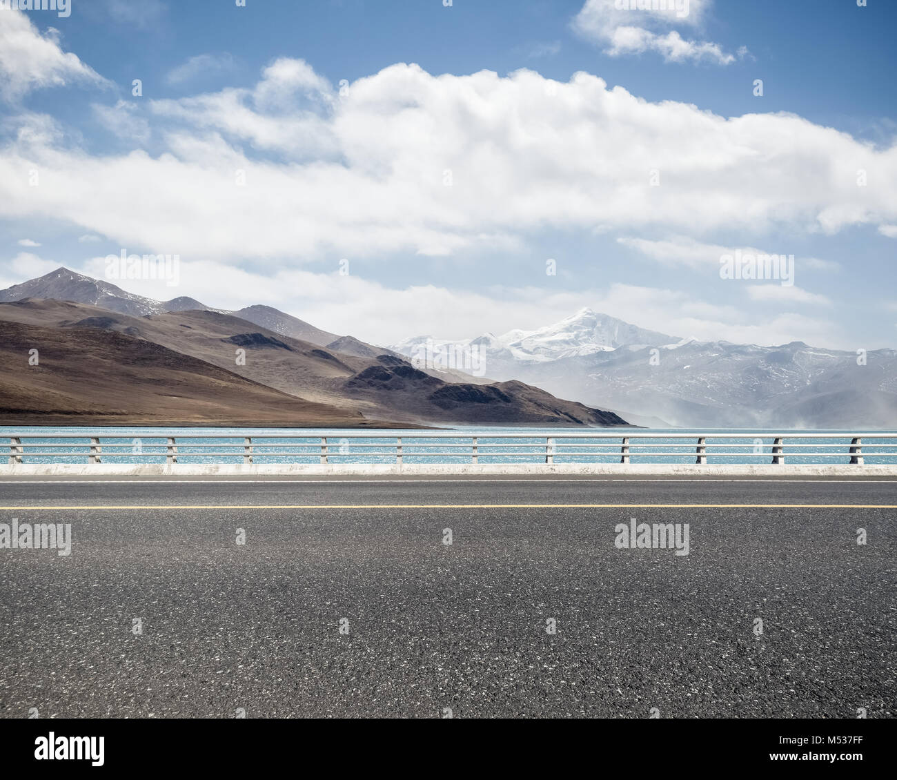Route avec lac sacré au Tibet Banque D'Images