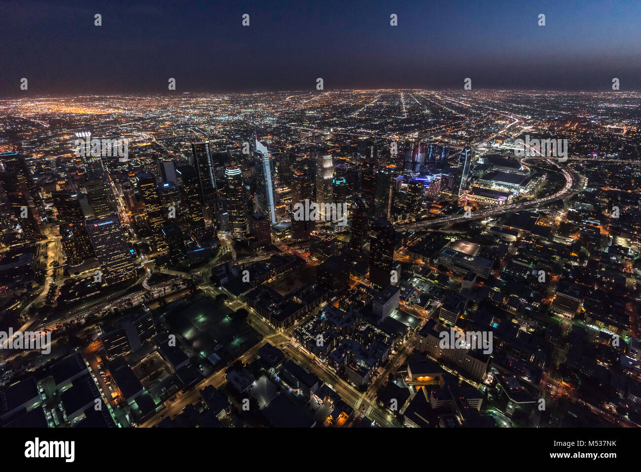 Los Angeles, Californie, USA - 11 Février 2018 : nuit vue aérienne du centre-ville de Tours et des rues urbaines dans le sud de la Californie. Banque D'Images