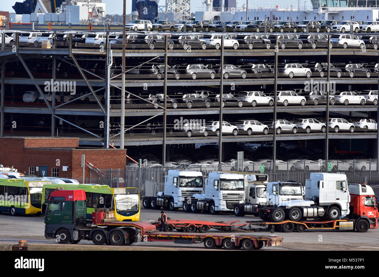 Voitures et camions véhicules dans un parking à étages à l'installation de stockage des quais de