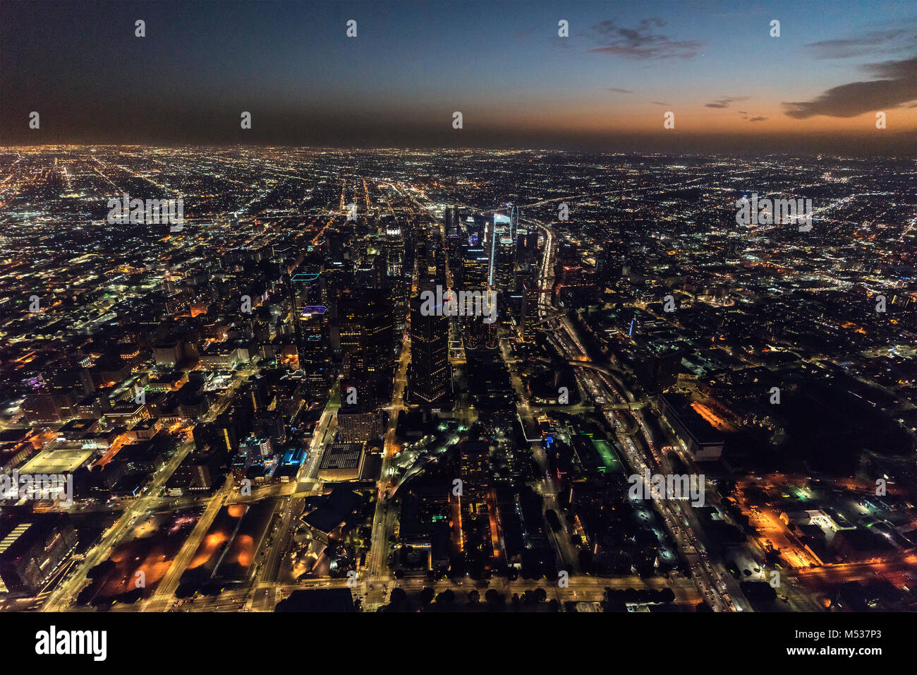 Los Angeles, Californie, USA - 11 Février 2018 : nuit vue aérienne du quartier des tours et des rues du centre-ville. Banque D'Images