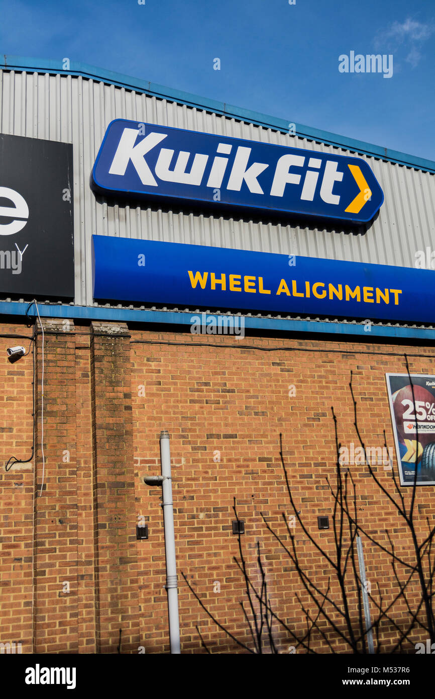 KwikFit entrepôt sur le Great West Road, Brentford, Middlesex, Royaume-Uni Banque D'Images