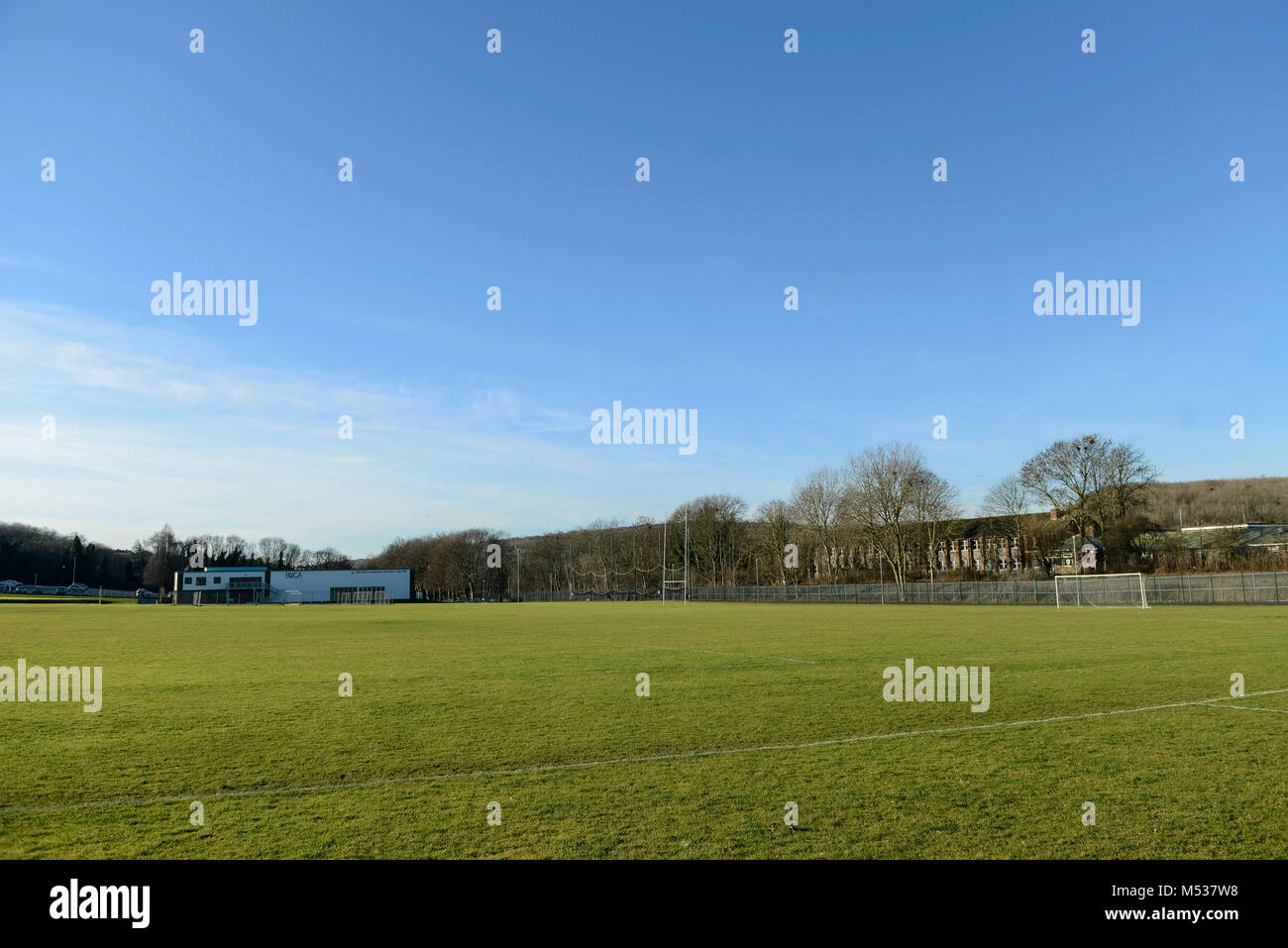 Terrains de sport scolaire et emplacements marqués pour les sports comme le football et rugby avec de l'herbe coupé nettement Banque D'Images