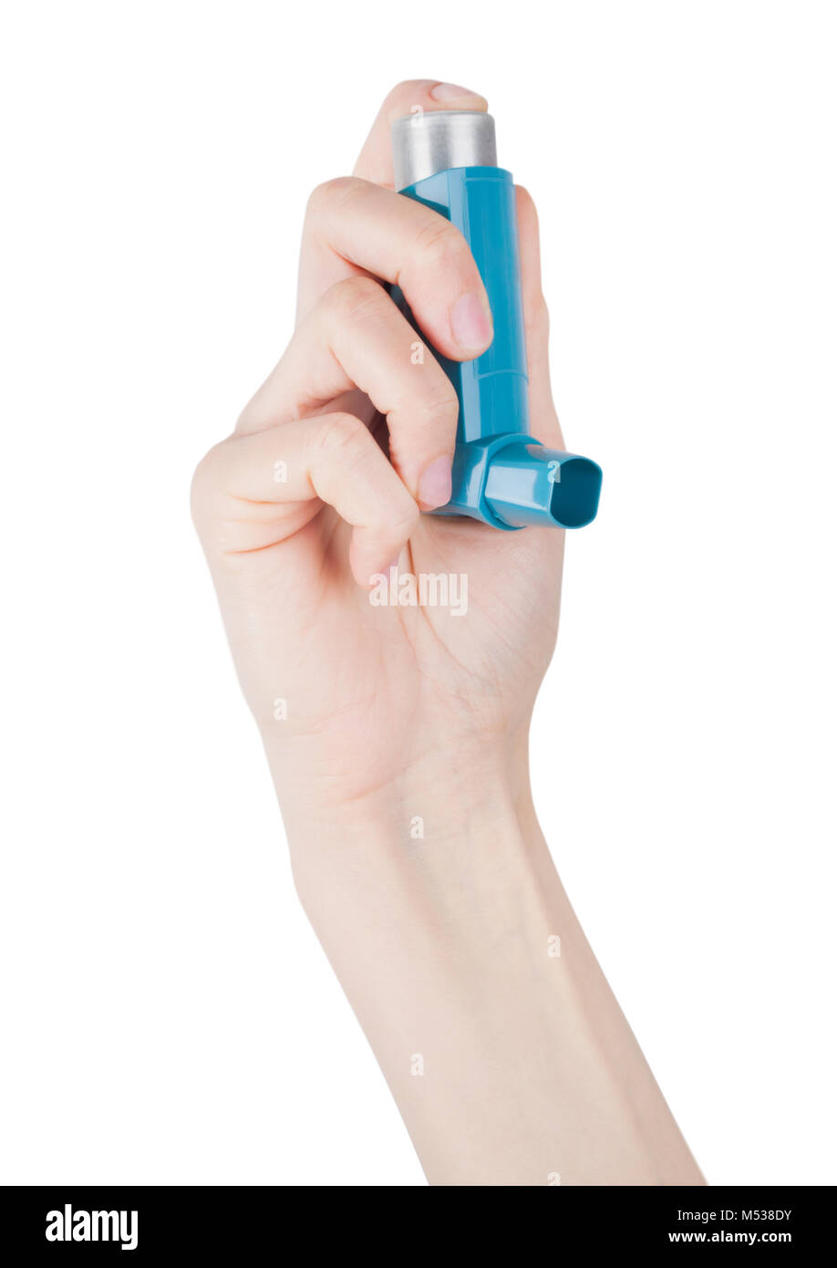La main féminine détient l'asthme inhalateur bleu pour le soulagement d'asthme sur fond blanc Banque D'Images
