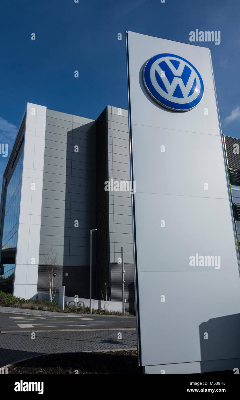 Logo de Volkswagen et signalisation à l'extérieur de l'ouest de Londres à Chiswick West London, UK Banque D'Images