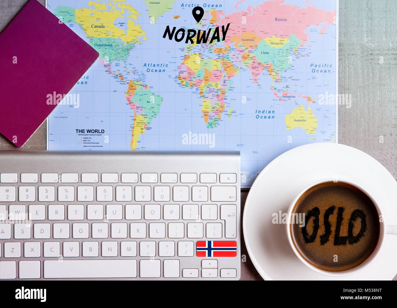 Concept de vacances voyage avec du café et une carte avec le drapeau sur le clavier et de passeport sur table en bois. Voyage à Oslo Norvège Banque D'Images