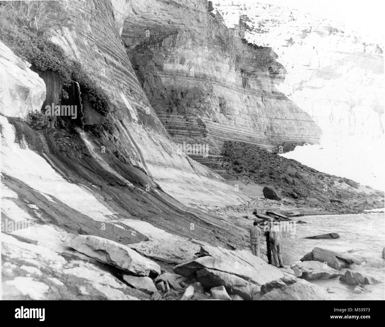 VASEY'S PARADISE SUR LA RIVIÈRE COLORADO, environ 1 km EN AMONT DU LIEU PROPOSÉ EN CANYON DAM. J.M. PHOTOGRAPHE EDEN. Vers 1950. Grand Canyon Nat Park River Photo historique. Banque D'Images