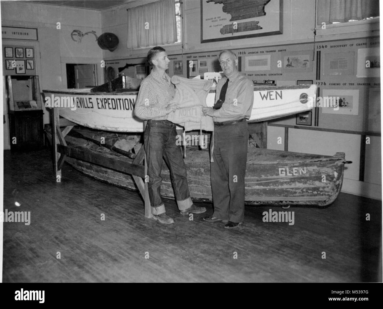 Directeur du parc H.C. BRYANT EST MONTRÉ RECEVANT LE REGRETTÉ NORMAN NEVILLS' GILET DE P.T. REILLY, BATELIER SUR CERTAINS DE NEVILLS des déplacements. Une veste POUR ÊTRE UTILISÉS COMME PARTIE DE LA PIÈCE EN ATELIER naturaliste. J.M. PHOTOGRAPHE EDEN. Vers 1950. Grand Canyon Nat Park River Photo historique. Banque D'Images