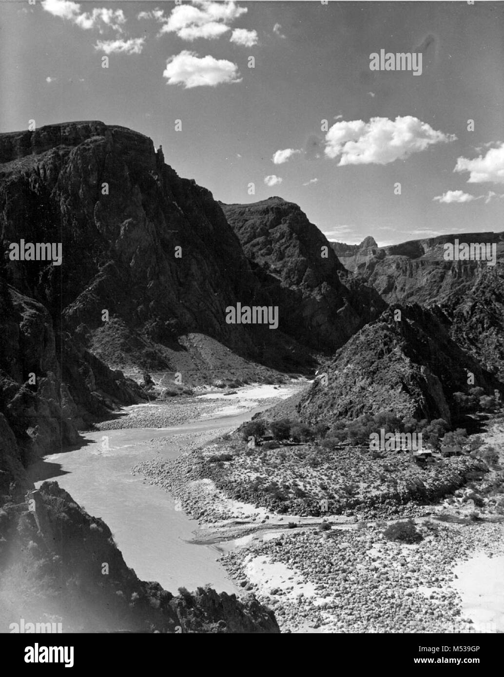 Confluent DE BRIGHT ANGEL CREEK ET DE LA RIVIÈRE COLORADO, extraite du RIVER TRAIL. Photographe STEVE LEDING. Vers 1952. Grand Canyon Nat Park River Photo historique. Banque D'Images