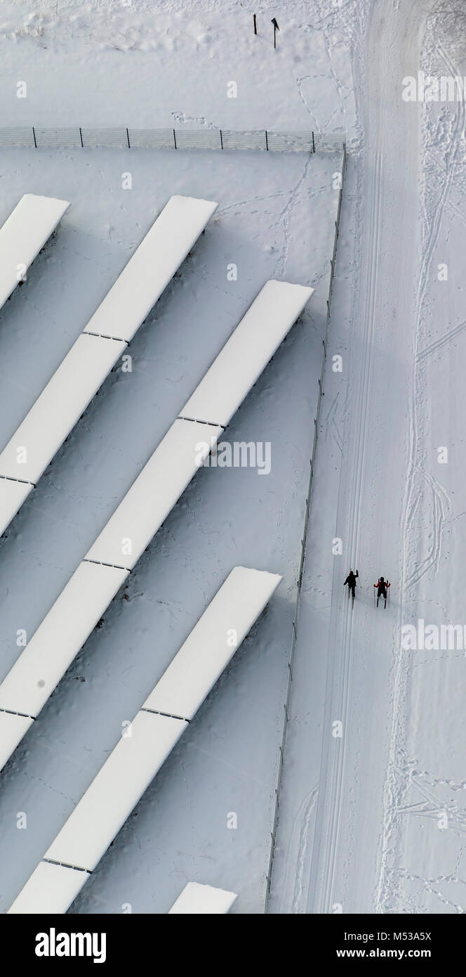 Vue aérienne, les skieurs de fond à côté d'un système solaire couverte de neige, neige, hiver en montagne hivernale, hiver, montagne, Coesfeld, Sauerland Banque D'Images