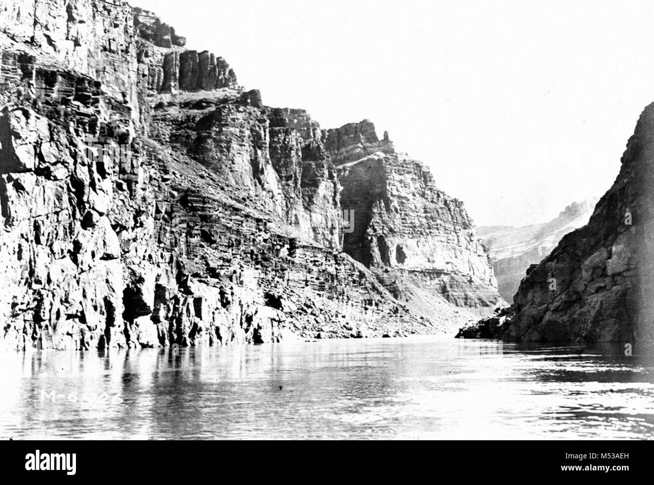 L'EXPÉDITION DE PIERRE- ENVIRON UN MILLE AU-DESSOUS DE LA RIVIÈRE JUSQU'À LA RAPIDE HANCE. . Le 2 novembre 1909. . Grand Canyon Nat Park River Photo historique. Banque D'Images