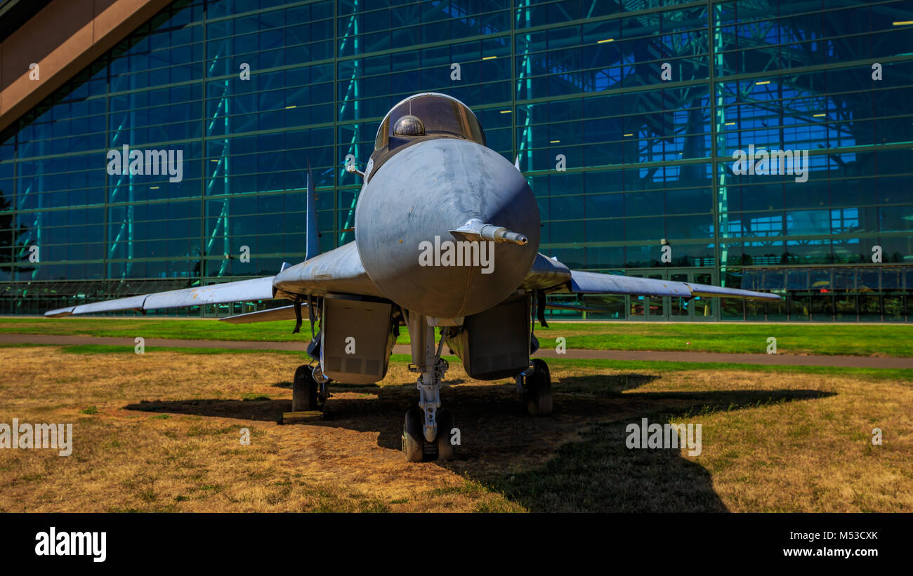 McMinnville, Oregon - 21 août 2017 : Mikoyan Gourevitch MiG-29 'Fulcrum' sur l'exposition à l'Evergreen Aviation & Space Museum. Banque D'Images