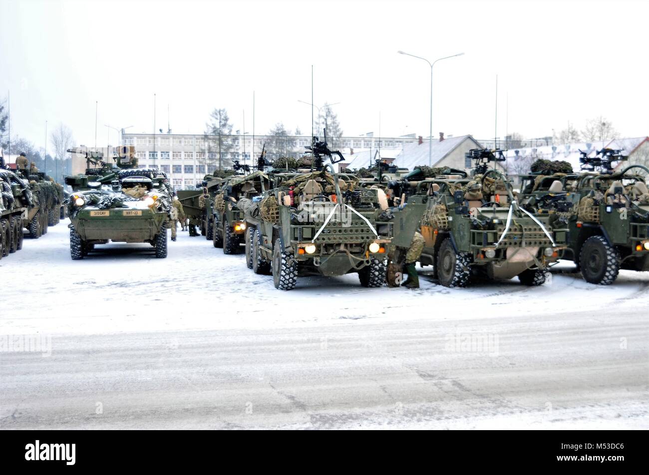 Royaume-uni et des soldats américains affectés au groupe de combat Véhicules Pologne déplacer vers les zones d'en préparation de l'exercice Puma, un exercice pour tester l'interopérabilité entre le groupement tactique et ses quartiers généraux supérieurs, la 15e Brigade mécanisée, polonaise à Bemowo Piskie Domaine de formation, la Pologne, le 19 février, 2018. La Pologne est un groupe de combat, l'unique groupe de combat multinationale, composée d'Américains, Britanniques, croate et soldats roumains qui servent avec la 15e Brigade mécanisée polonaise comme une force de dissuasion dans le nord-est de la Pologne à l'appui de l'OTAN vers l'amélioration de la présence. (U.S. Photo de l'armée par le Capitaine Gary Loten-Beck Banque D'Images