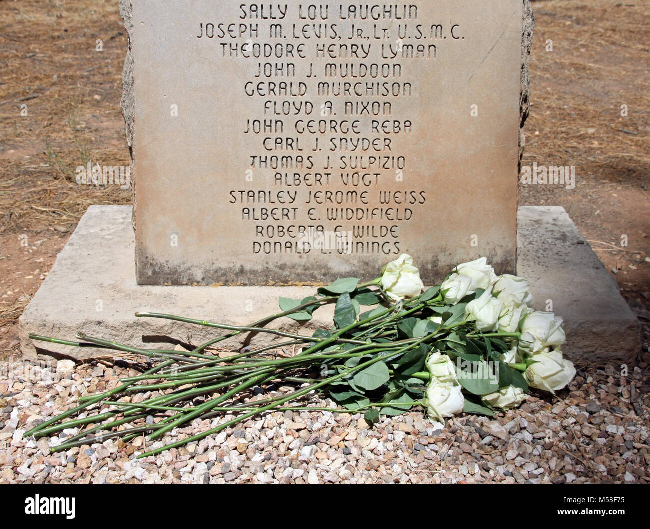 30 juin 2014 Cérémonie de dépôt de gerbes - GC Pioneer. Roses placés par les participants à la base de l'United Airlines memorial au cours de la cérémonie de dépôt de couronnes au monument commémoratif Grand Canyon cimetière des pionniers. . Le 30 juin 1956, un Trans World Airlines (TWA) Super Constellation L-1049 et d'un DC-7 de United Airlines en collision dans l'espace aérien sans encombrement 21 000 pieds au-dessus du Grand Canyon en Arizona, tuant les 128 personnes à bord les deux vols. La tragédie suscité un effort sans précédent pour moderniser et améliorer la sécurité en Amérique de l'après-guerre airways, qui ont abouti à l'établissement de l'Aviat fédéral moderne Banque D'Images