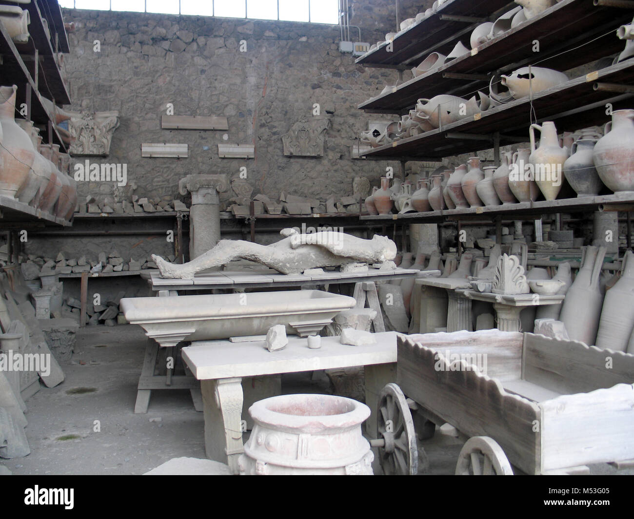 Atelier de poterie dans la ville antique de Pompéi en Italie et véritable cadavre momifié d'un homme qui est mort lors de l'éruption du volcan Vésuve en 79 après Banque D'Images