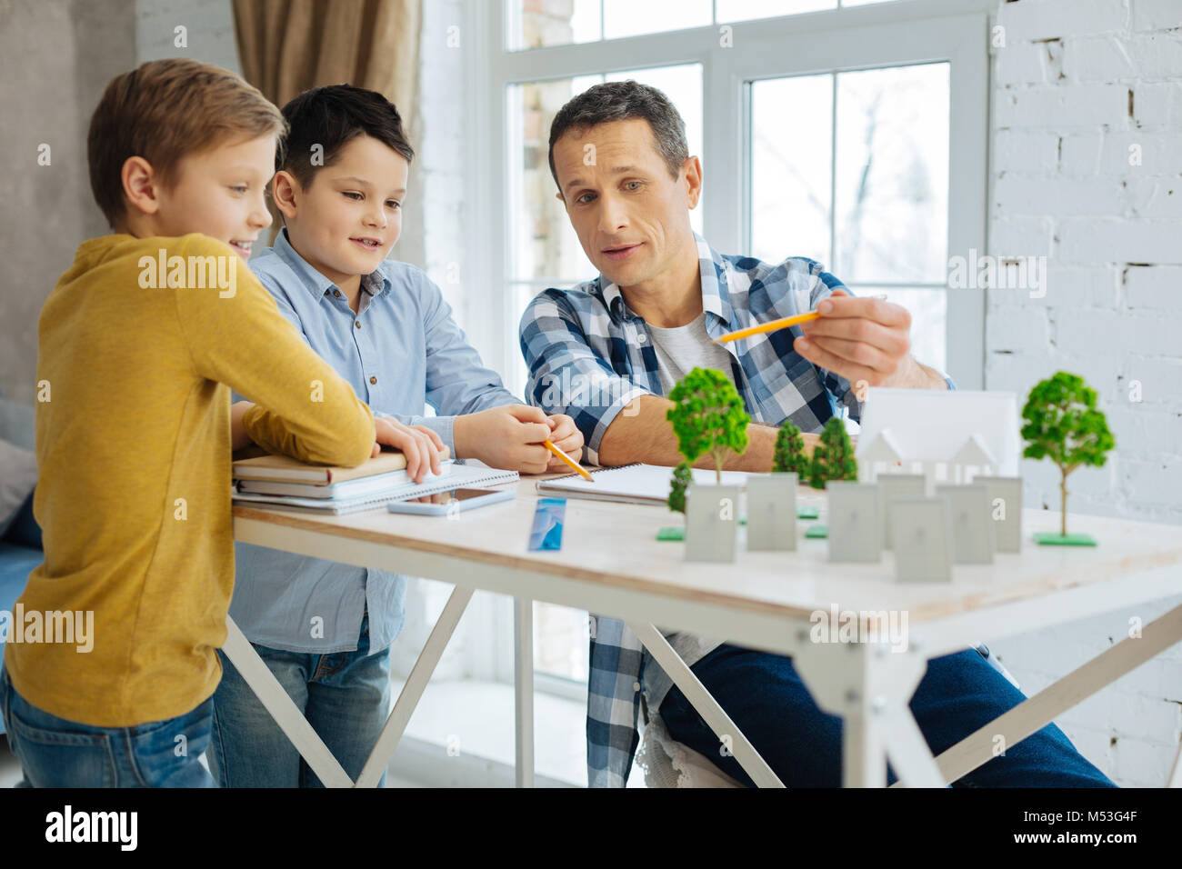 Architecte agréable expliquant son projet d'architecture de paysage à fils Banque D'Images