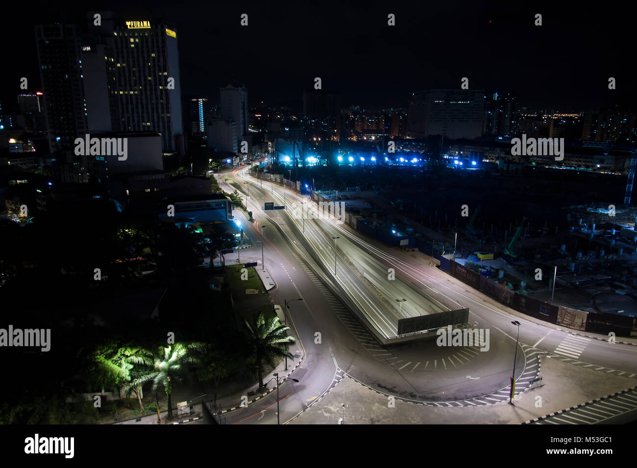 Motorcar light trails dans la rue de Kuala Lumpur Banque D'Images