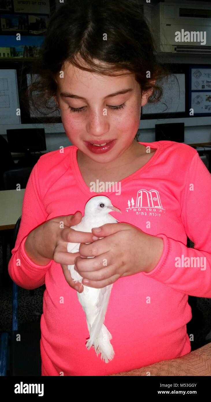 Enfant de l'école élémentaire de l'interaction avec des animaux dans le cadre d'un projet scolaire Banque D'Images