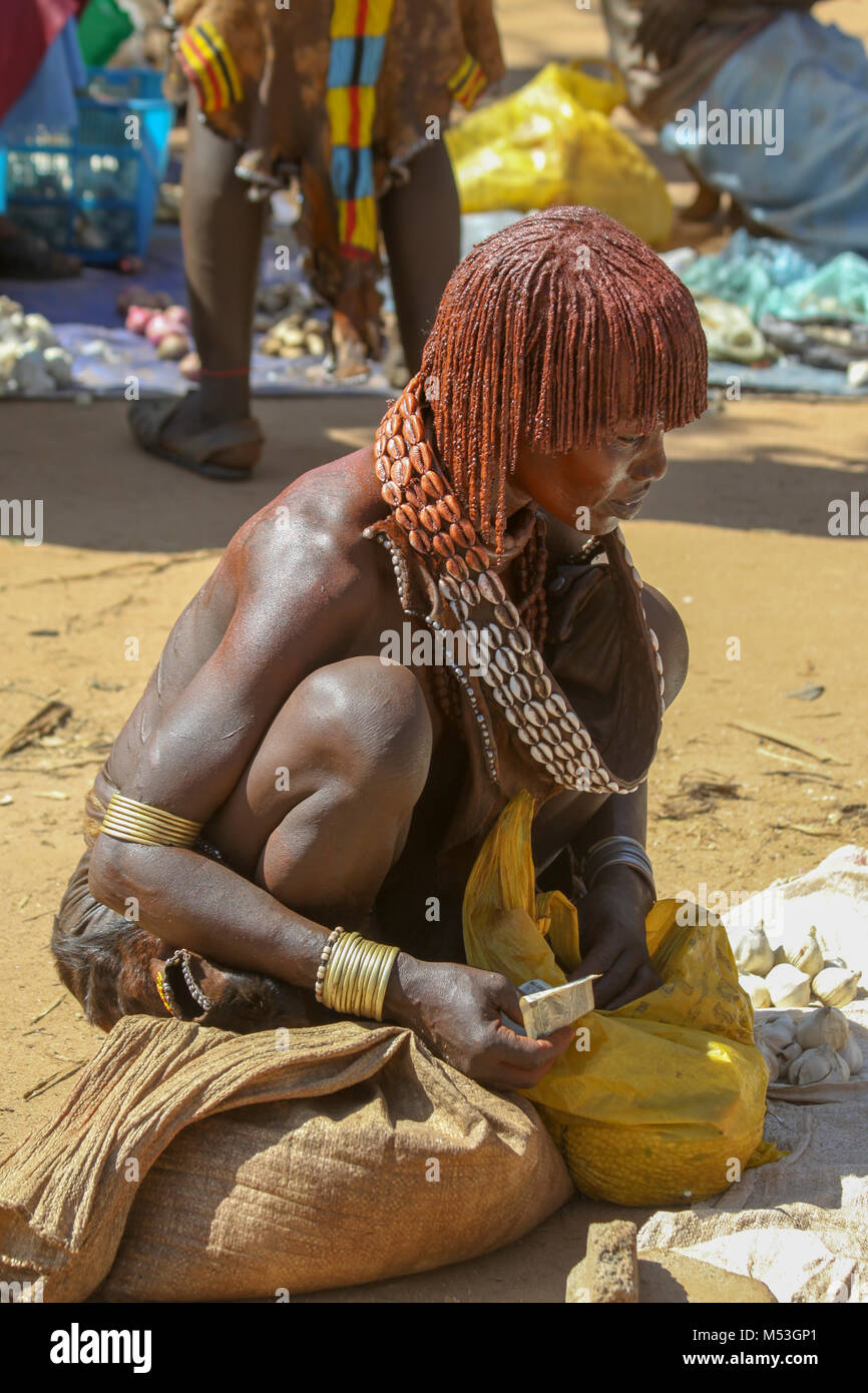 L'Afrique, l'Éthiopie, la vallée de la rivière Omo femme de la tribu Hamer au marché régional Banque D'Images