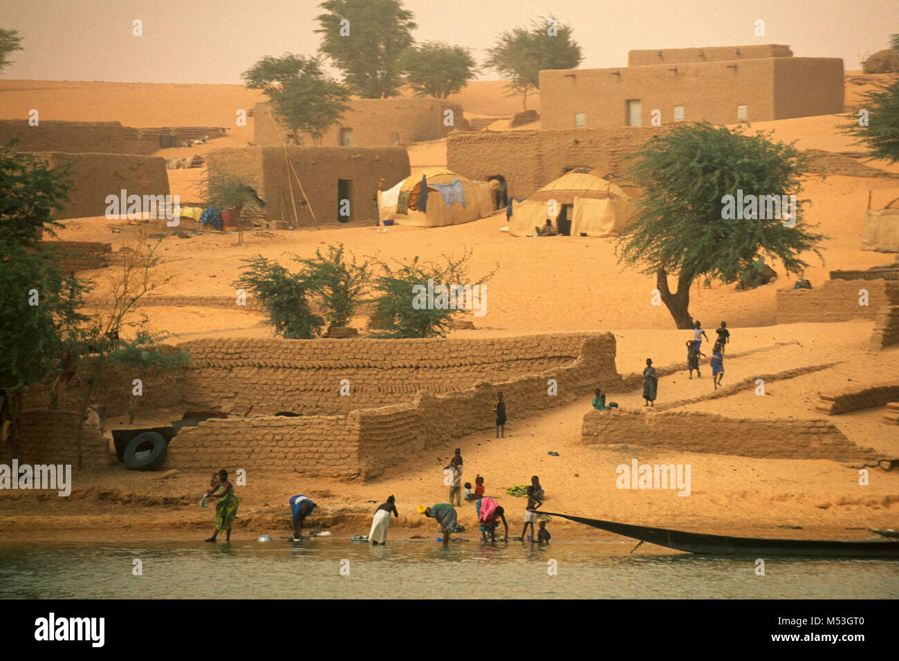 Le Mali. Tombouctou. Désert du Sahara. Sahel. Vue sur village et la mosquée  de personnes de Songhai, Songrai tribu. Fleuve Niger Photo Stock - Alamy