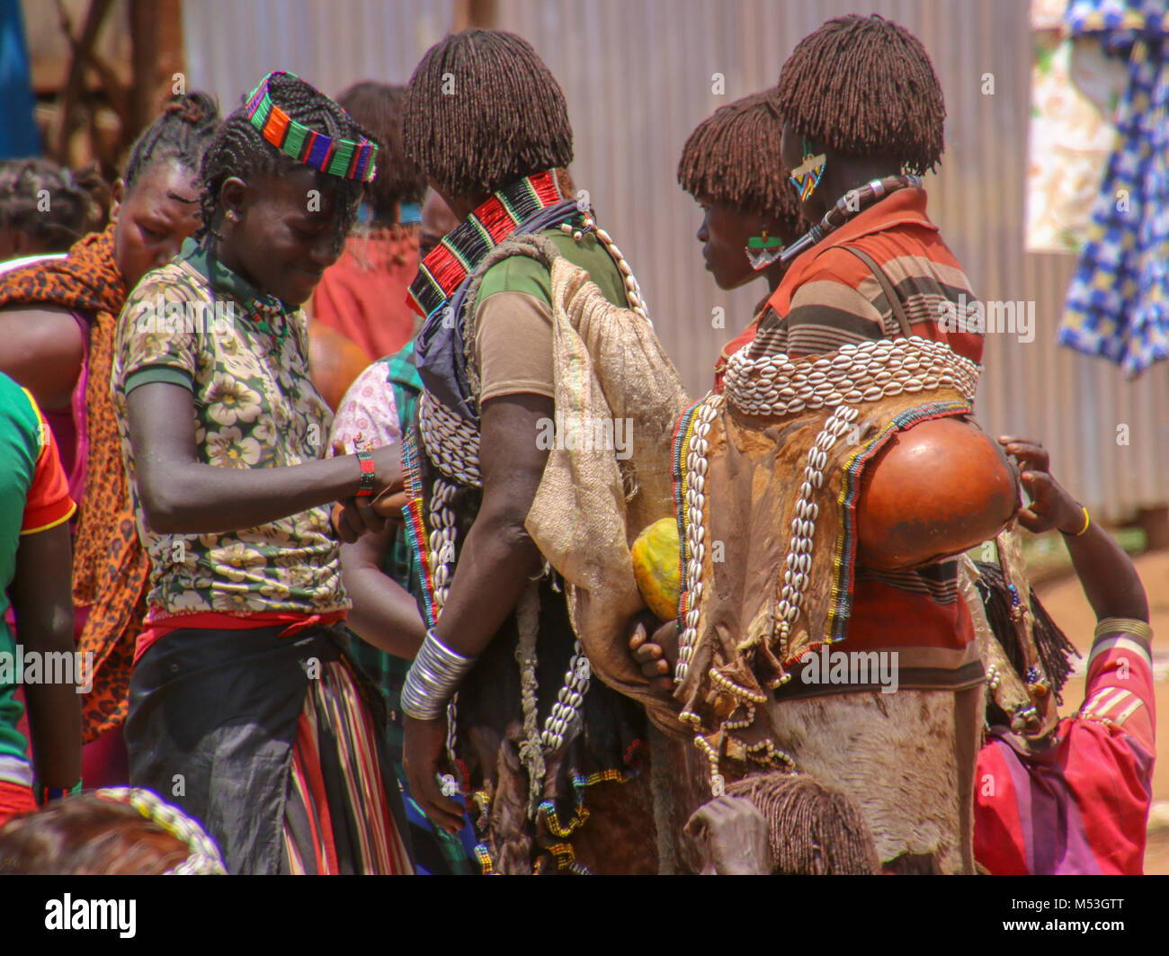 L'Afrique, l'Éthiopie, la vallée de la rivière Omo femme de la tribu Hamer au marché régional Banque D'Images