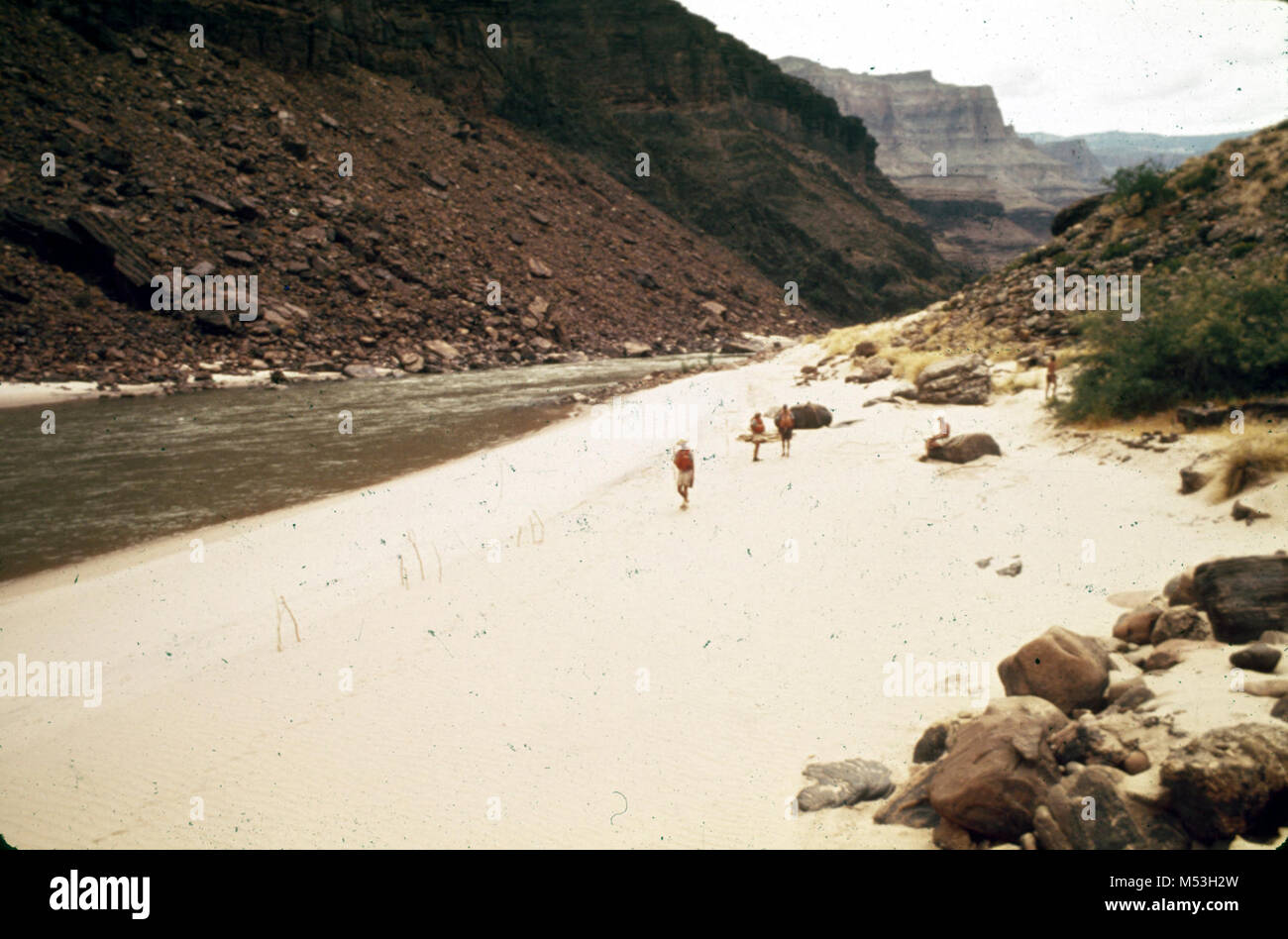 L1345 - GAUCHE 1345 MILE. Gauche - 134,5 Km. CC =40. L'ÉROSION À DOS DE CAMPING. 1975. Banque D'Images