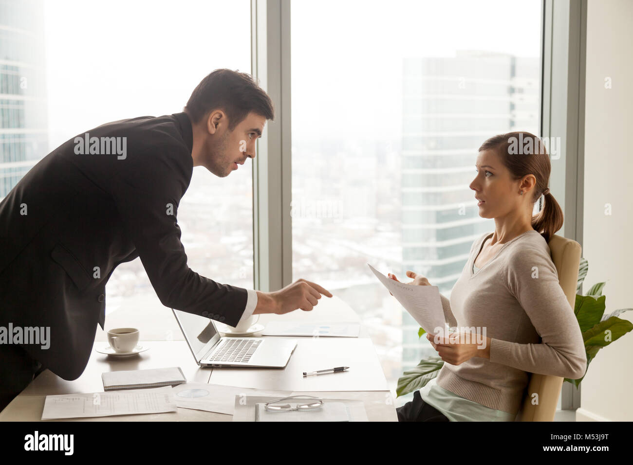 Agacé patron arguant avec femme Banque D'Images