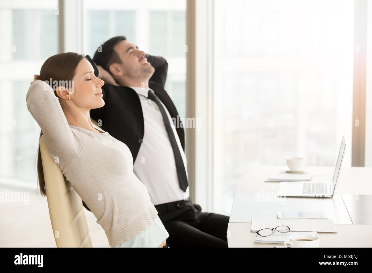 Les jeunes chefs d'entreprise La pratique de yoga au travail Banque D'Images