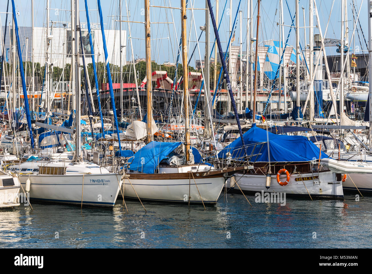 Barcelone, Espagne - décembre 5, 2016 : Voiliers ancrés dans le Port Vell, une partie de la Port au bord de l'eau à Barcelone, Catalogne qui est le point central Banque D'Images