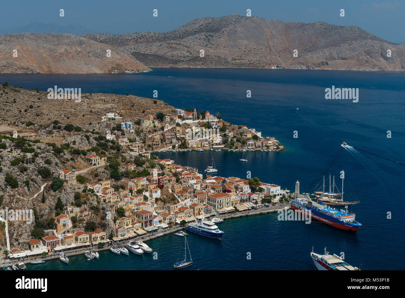 Symi à partir de ci-dessus. Symi (SIMI) ou, s'agit d'une toute petite île pittoresque et tout à fait d'îles du Dodécanèse, en Grèce. Banque D'Images