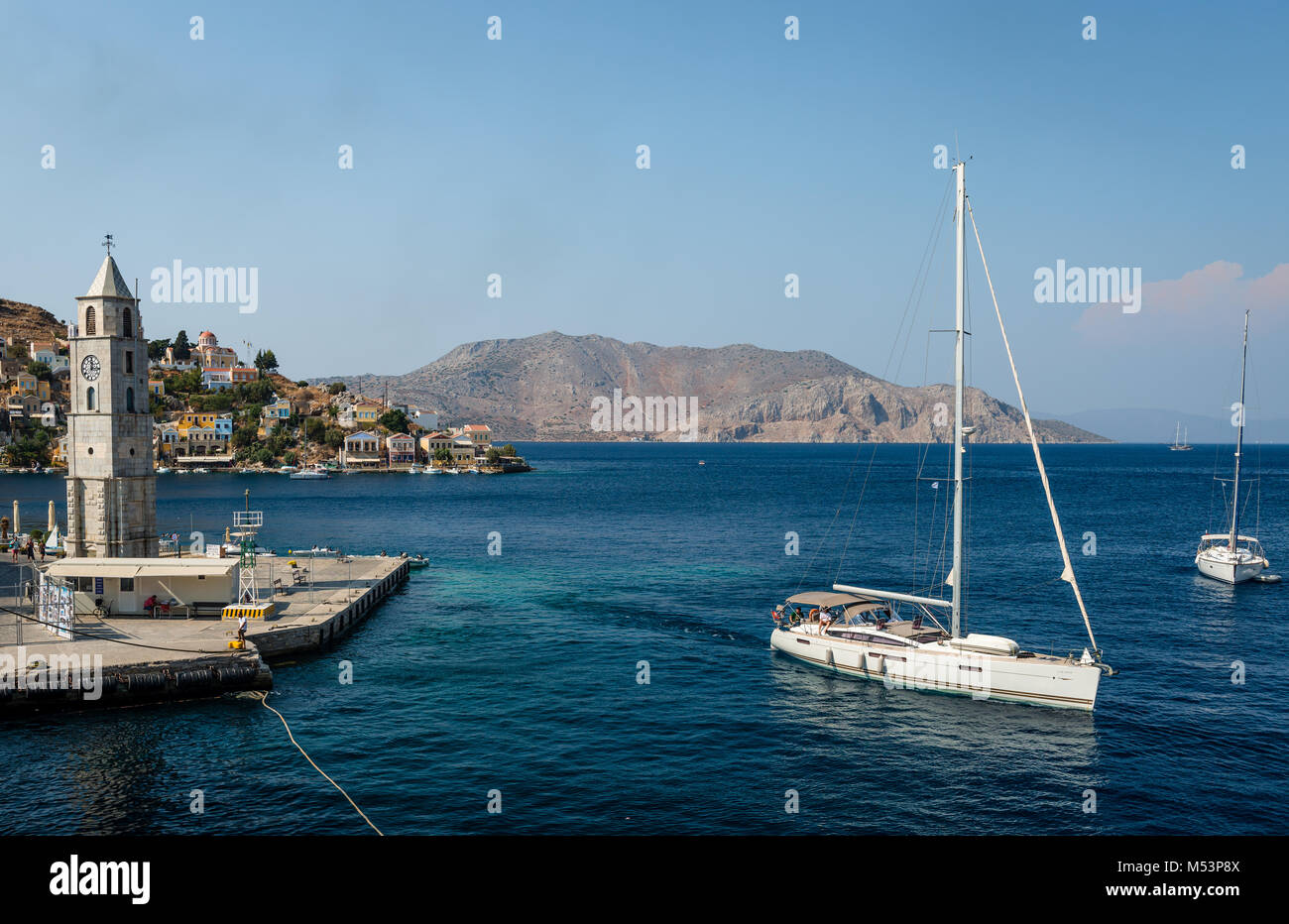 La tour de l'horloge et l'entrée du port de Symi (SIMI), ou, une petite île pittoresque, calme et des îles du Dodécanèse, en Grèce. Banque D'Images