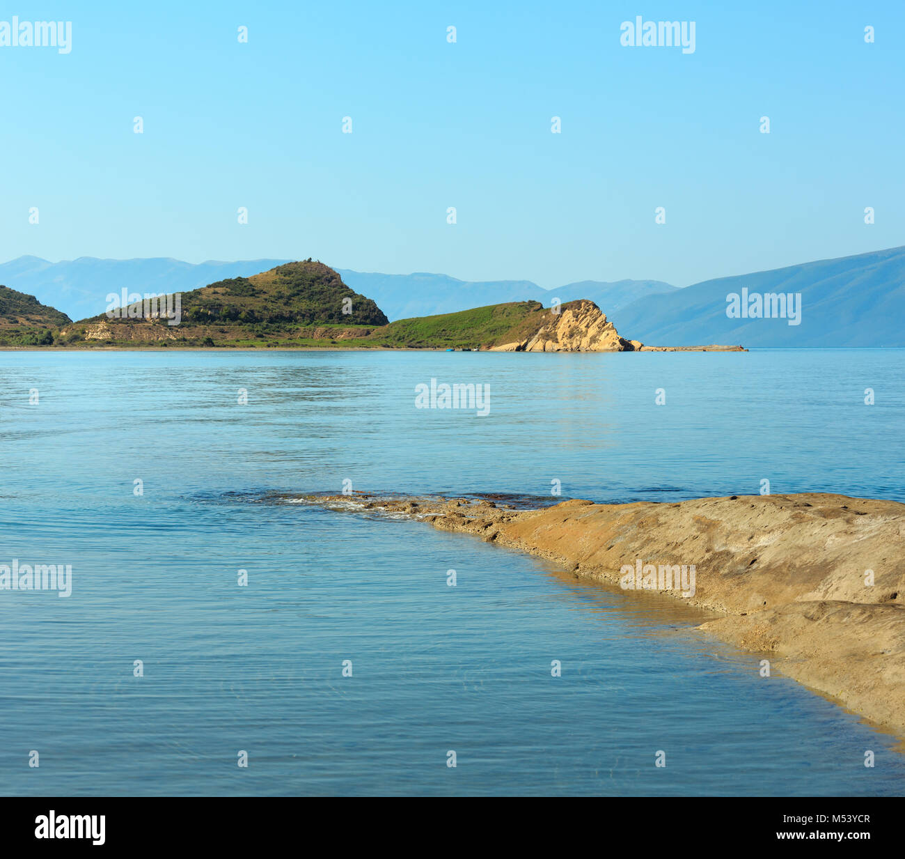 La côte de la mer du matin, de l'Albanie. Banque D'Images