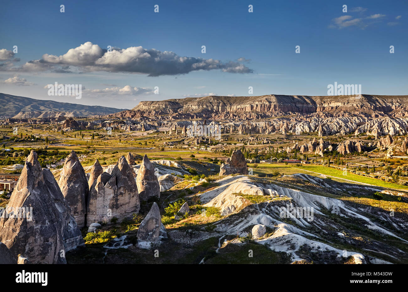 Beau paysage de l'ancienne formation géologique appelée cheminées de fées au coucher du soleil dans la vallée de la Cappadoce, Turquie Banque D'Images