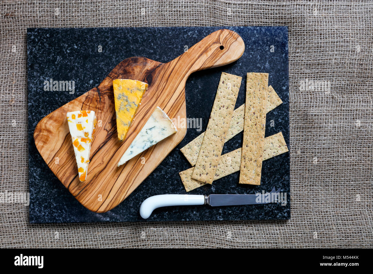 Alimentation - bleu foncé et bleu fromages Stiltons Shropshire sur une carte en bois d'olivier Banque D'Images